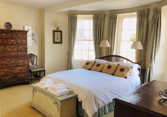Gorgeous & spacious ensuite king bed master bedroom