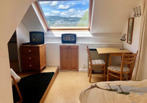 The single bedroom and skylight
